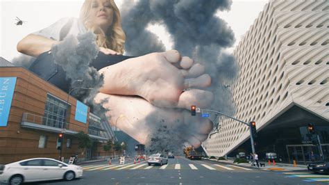 Giantess Dee .